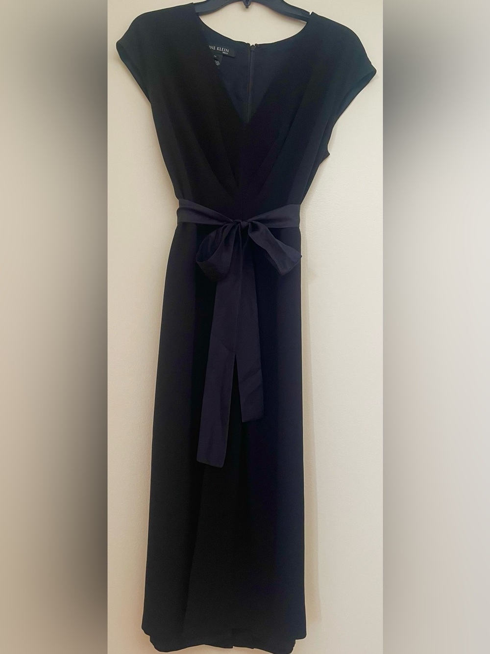 ANNE KLEIN
Ivory
Black
V-Neck
Sleeveless
Midi Dress with
Satin Waist Tie
12 - Picture 8 of 8